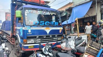 Belasan Motor Rusak Dihantam Truk Hilang Kendali