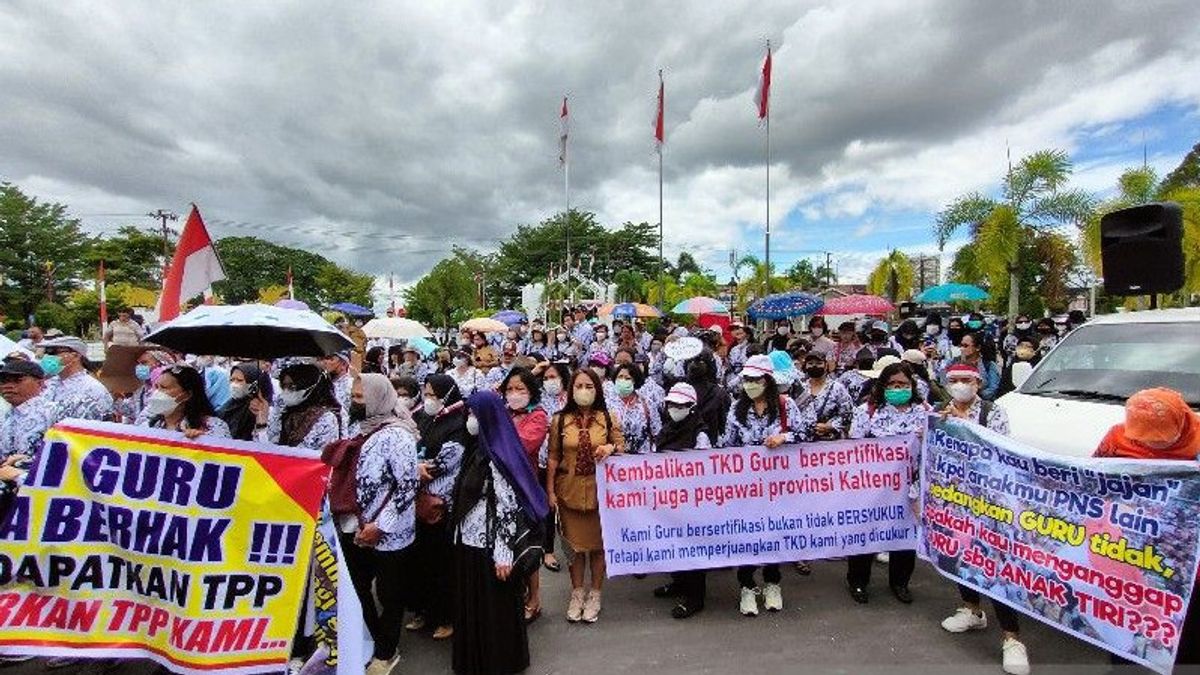 Protests Against The Dipangkas Professional Allowance Remain At Rp500 Thousand, A Teacher At The Palangka Raya Geruduk DPRD Central Kalimantan