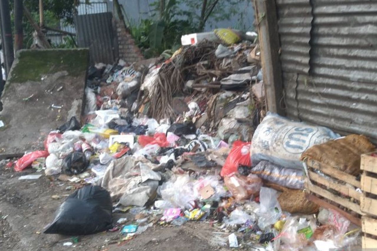 L’accumulation de déchets sur la rue protocolaire, le gouvernement de la régence de Cianjur applique des sanctions sociales aux résidents qui violent