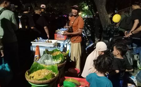 Bahagianya Penjual Pecel di Bundaran HI Dapat Amplop Isi Rp500 Ribu dari Prabowo