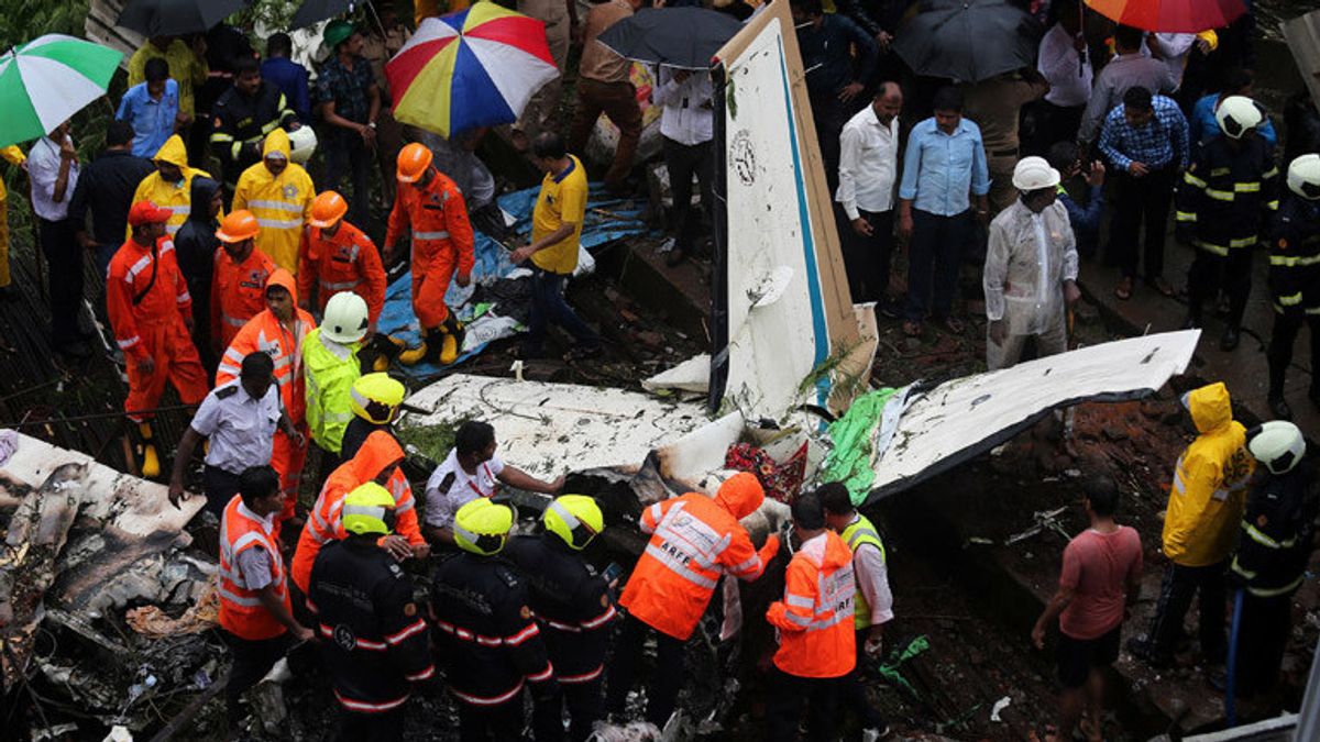 Pesawat India Terbelah Dua, Sedikitnya 17 Orang Tewas 