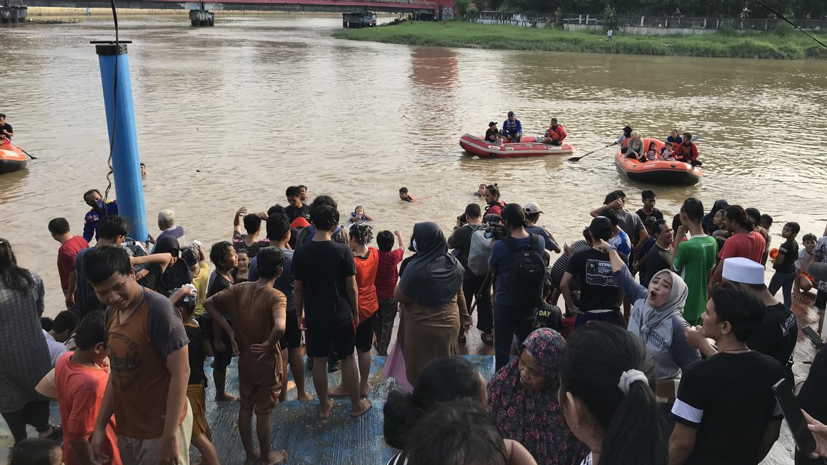 Ratusan Warga Kampung Bakelir Tangerang Mandi Bersama di Sungai Cisadane
