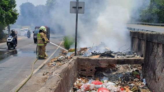 造成空气污染,警察从OTK在Cakung燃烧的燃烧废物中扑灭了大火