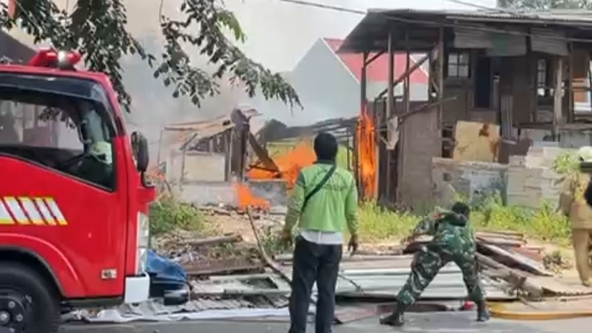 Kabel Udara Korslet, Bangunan Kosong di Cipayung Terbakar Nyaris Merambat ke Toko Material