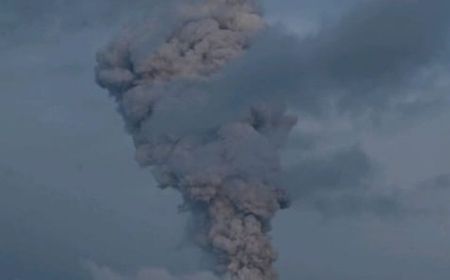 Abu Tebal Membumbung Setinggi 2000 Meter dari Aktivitas Gunung Ibu di Halmahera Barat