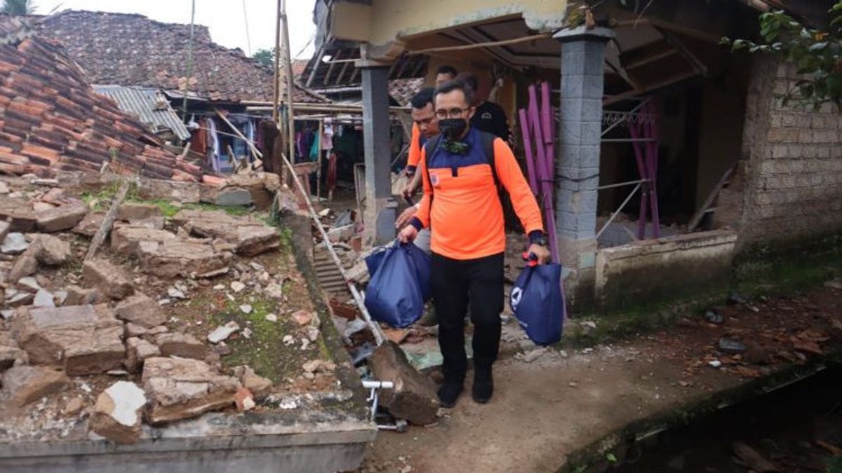 BNPB使用摩托车为Cianjur地震灾民提供援助