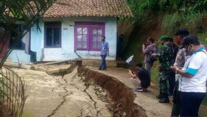 Garut Dilanda Longsor dan Tanah Bergerak, 6 Rumah di Bungbulang Dipastikan Harus Direlokasi