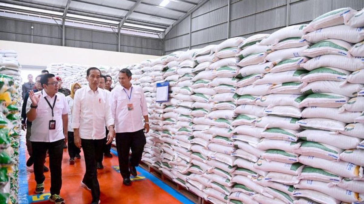 Jokowi: Si le budget de l’État est suffisant, 10 kg de riz bansos seront reportés à nouveau
