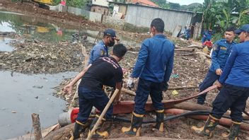 在Jaktim市长对他的公民因Cawang公寓水库项目而被洪水淹没感到愤怒之后，进行了排水