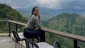 Portrait d'Acha Septriasa Vacances Solo à Bali: Naturelle et pleine d'activités amusantes