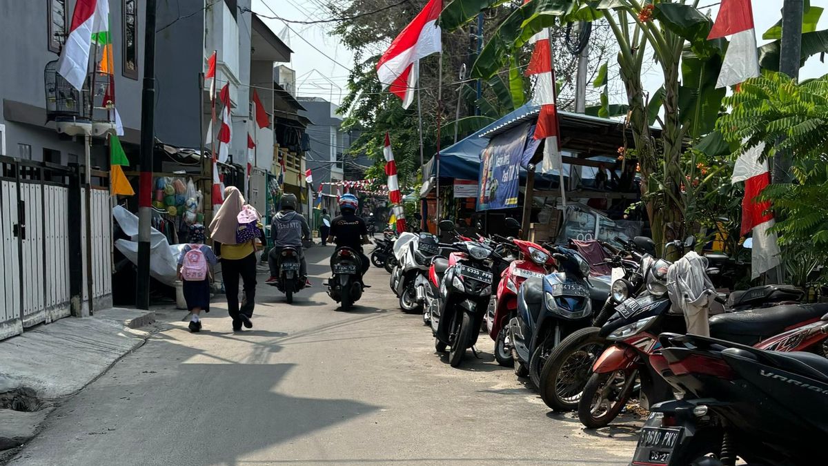 De nombreux bâtiments sauvages, la route d’inspection Kali Ciliwung Senen est de plus en plus rétrécue