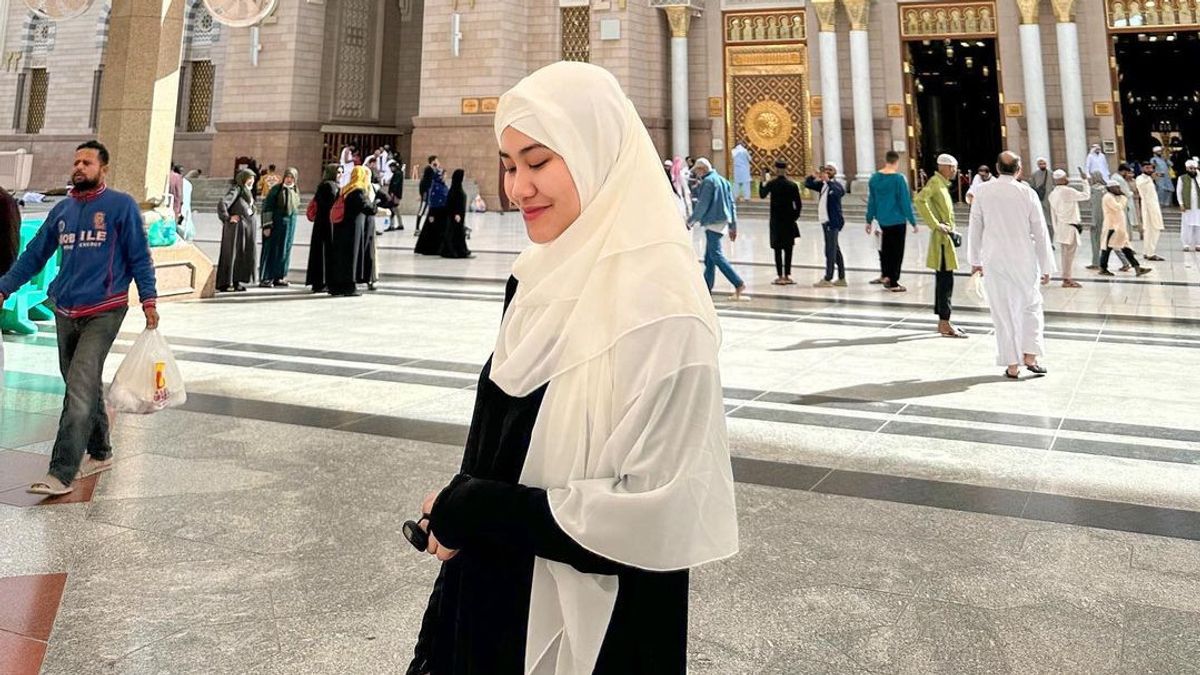 Jalani Ibadah Umrah, Ini 6 Potret Cantik Aaliyah Massaid Kenakan Hijab di Masjid Nabawi