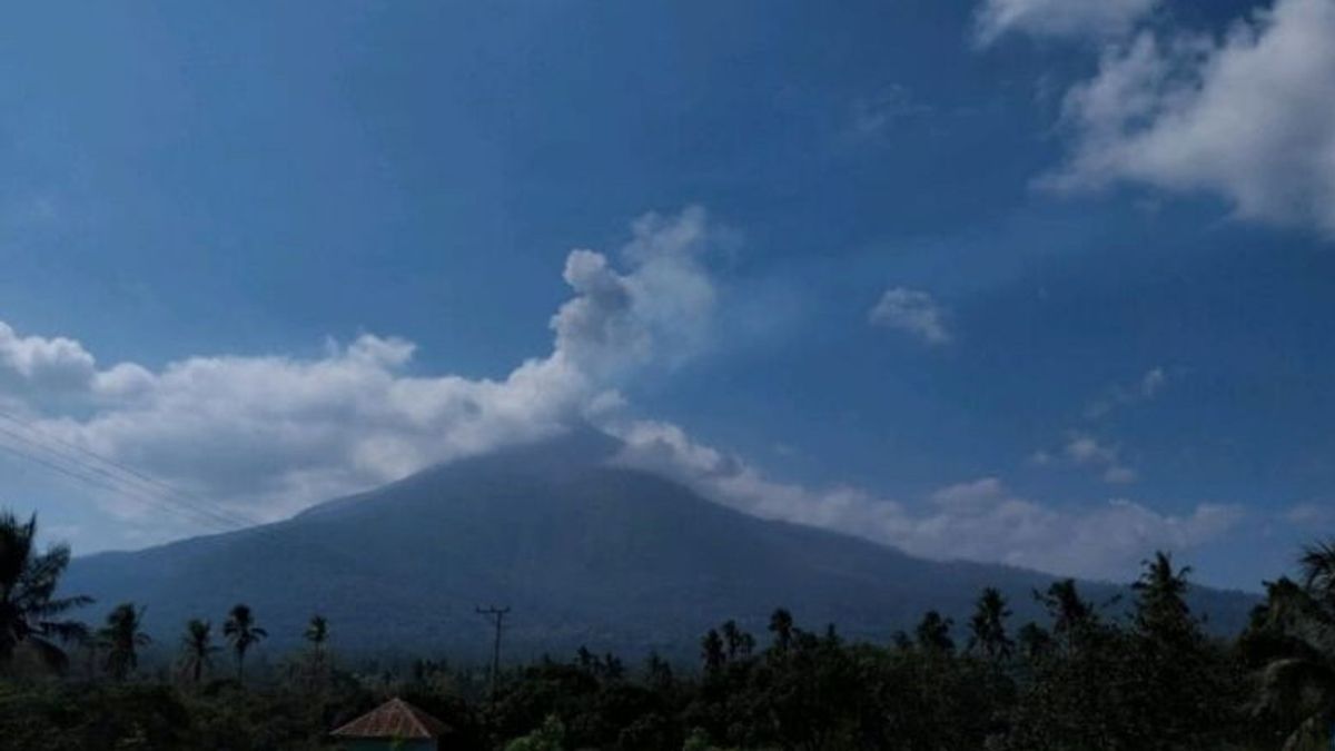 Hari Ini Gunung Lewotobi Laki-laki Erupsi, Muntahkan 3 Kali Abu Vulkanik