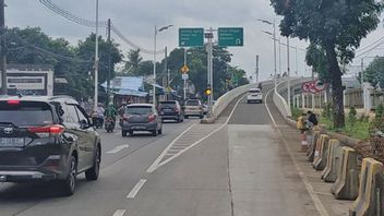 DKI Provincial Government's Solution To Motorists Going Against Direction On Horseshoe Flyovers: Increase Signs