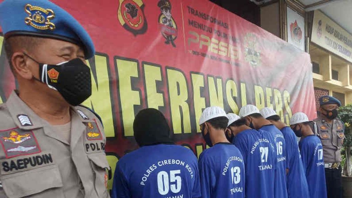 Vengeance Motive, 6 Collégiens De Cirebon Préparent Celurit à Se Battre Avec D’autres élèves Sur La Route