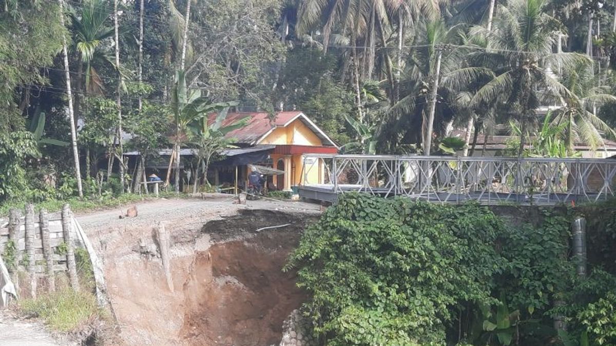 En Raison De L’effondrement De La Route, La Ligne Padang Pariaman-Agam Via La Rivière Garinggiang Fermée