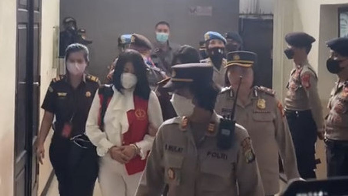 Ferdy Sambo And Putri Candrawathi's Style Are Matching, Wearing White Shirt And Prisoner Vest