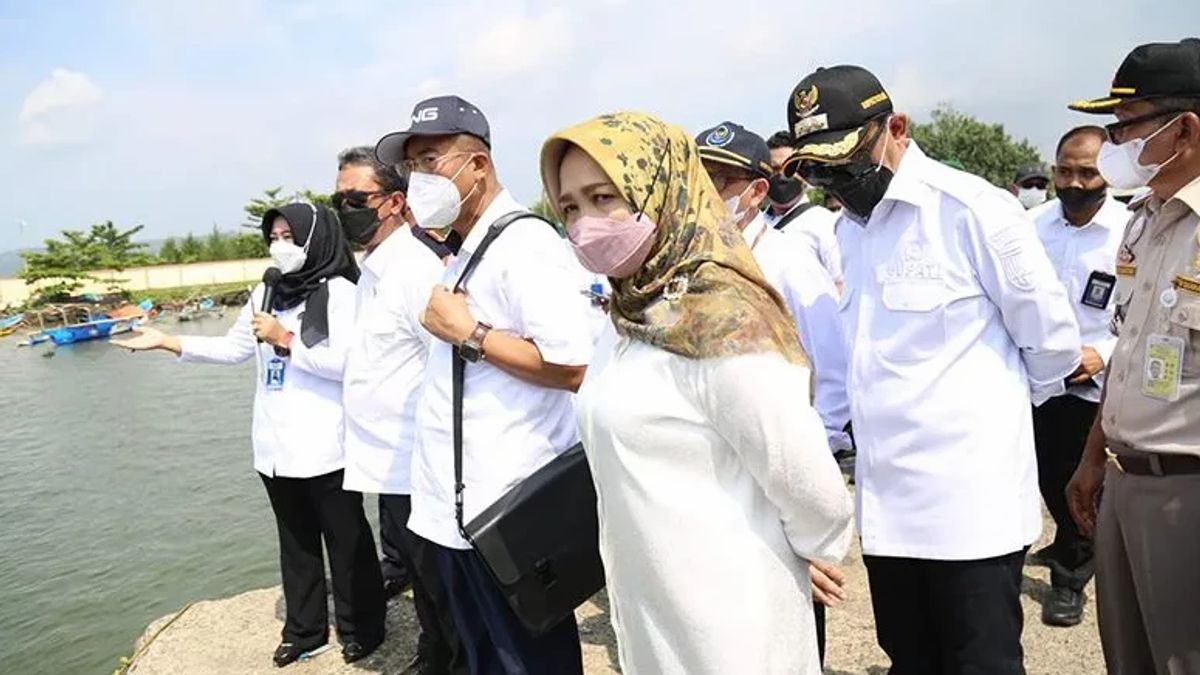 Kunjungi Lokasi 54 Kapal Terbakar di Cilacap, Menteri Trenggono Tegaskan Perbaikan Tidak Boleh di Dermaga