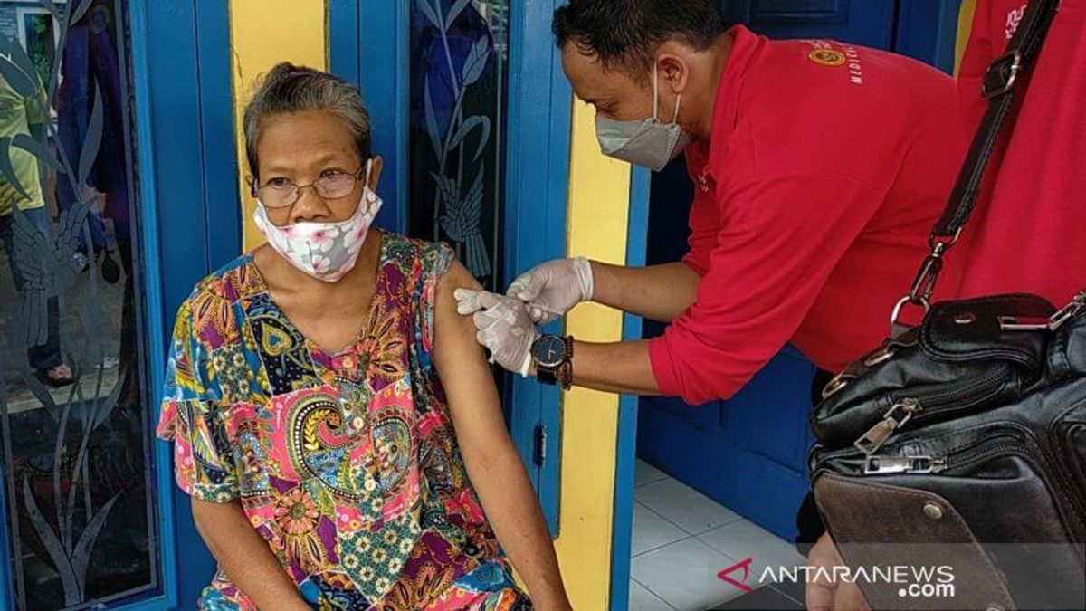 La Première Dose De Vaccination COVID Pour Les Personnes âgées à Kudus Atteint 60%