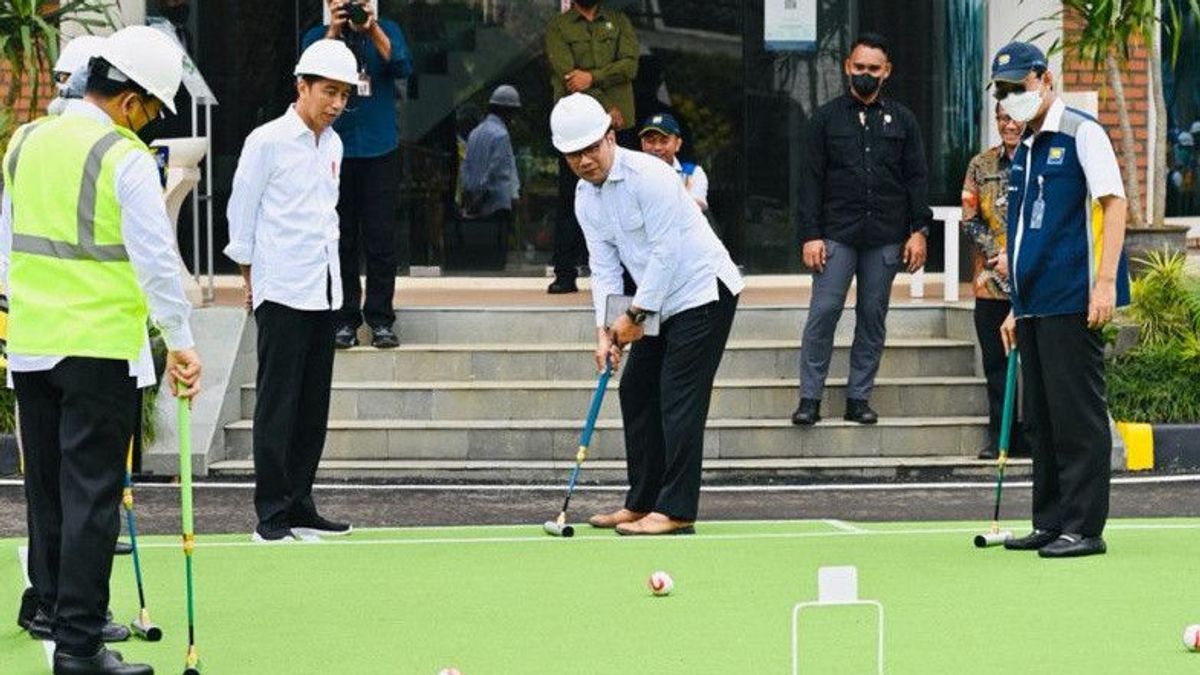 Menteri PUPR-Gubernur Jabar Unjuk Gigi Main <i>Gateball</i>, Jokowi: <i>Wah</i> Sering Main Golf Ya?