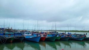 ar du bateau de pêche à Karawang Karam frappé par les vagues, une personne est mort