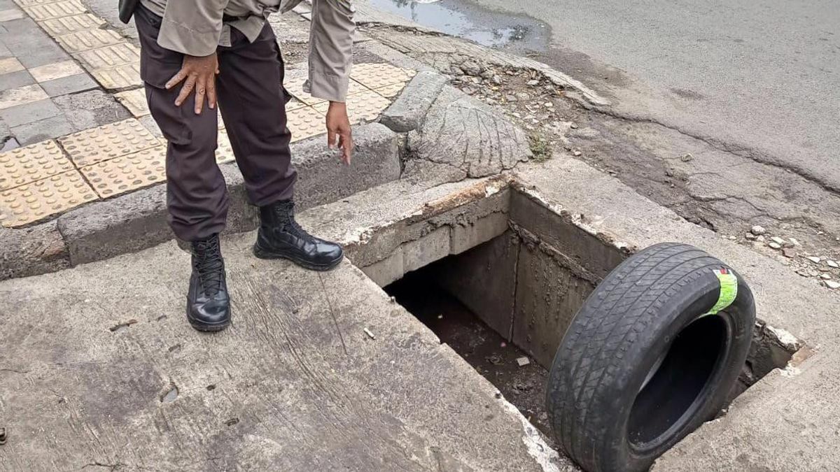 Couverture De Ponceau Dans Depok Perdu Volé, Les Usagers De La Route Peuvent être Blessés