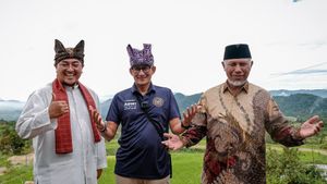 Hadiah Spesial Menteri Sandiaga untuk Anak Penjaga Kebersihan Makam Syekh Burhanuddin: Sebuah Sepeda