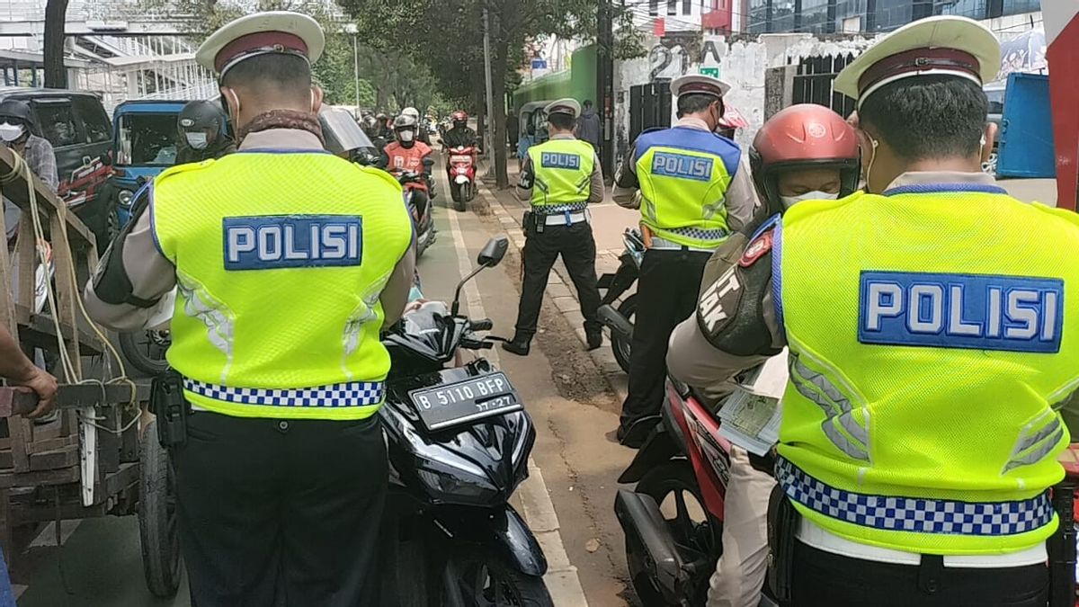 Teenager In Tanjung Priok Hits Polantas Using Helem Because He's Upset About Being Ticketed