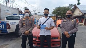 الشرطة تؤمن سائقي السيارات الذين يظهرون الانجراف في بوكيتينججي، سومطرة الغربية
