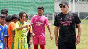 Christian Gonznapes entraîne les jeunes filles du football national