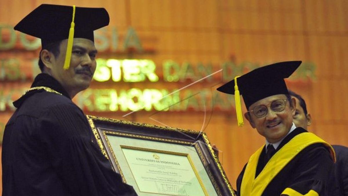 B.J.ハビビ前大統領がインドネシア大学から名誉博士号を授与、2010年1月30日