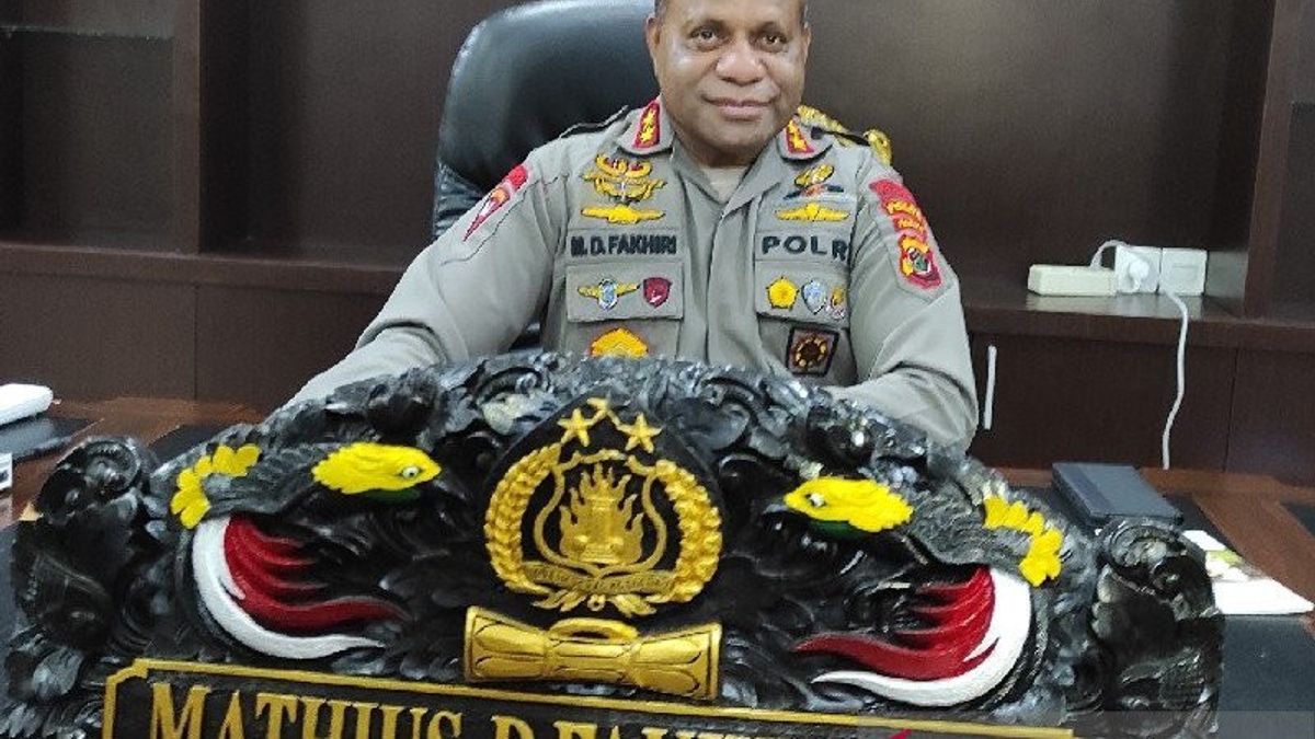 Il Ya Encore Une Chance, Chef De La Police De Papouasie: KKB, Retour Sur Les Genoux De La Terre Mère 