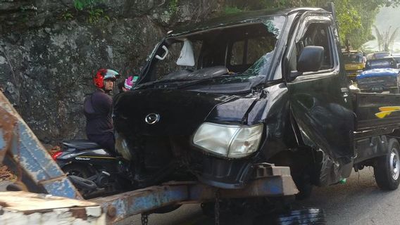 Pick Up Car Of 5 People Flying Into The Sea After Crashing A Jeep On The Edge Of A Gorge