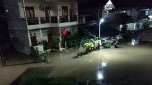 Cipinang Melayu Banjir, Petugas Pemadam Berjibaku Sedot Air