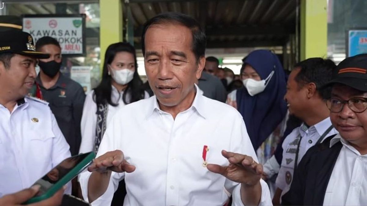 Jokowi Cek Harga Kebutuhan Pokok di Pasar Tramo Maros
