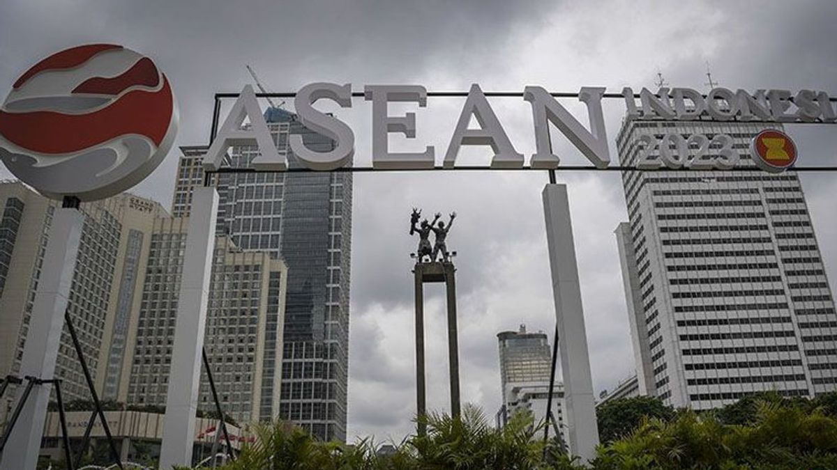 ジャカルタの道路の修理は、ASEAN首脳会議に先立って加速され、ヘル・ブディは邪魔された市民の活動について謝罪した。