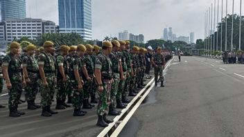 Aujourd’hui, 1 621 membres du personnel interarmées TNI-Polri ont sécurisé des manifestations devant le bâtiment de la Chambre des représentants indonésienne