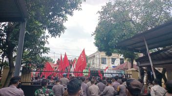 DPRD Depokの副会長は、在任中のPP組織の代表者と会うが、大衆はまだ通りを混雑させ