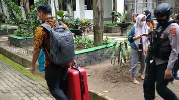Kpk Apporter Trois Valises Fouillé Le Bureau Du Gouverneur De Sulawesi Sud 