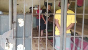 هناك سجن في منزل لانغكات ريجنت تيربيت، يطلب من الرئيس جوكوي أن يأمر رئيس الشرطة الوطنية الجنرال سيجيت بالتحقيق