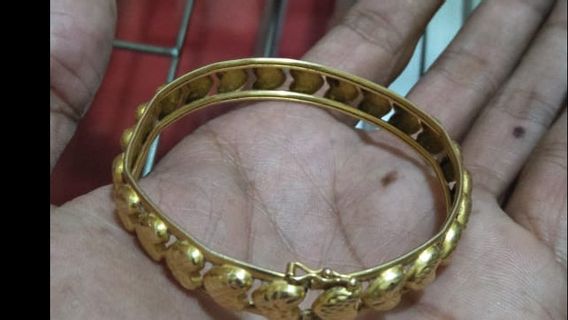 Initially Asked To Be Taken To The Mosque, It Turned Out That 2 Men Had Hypnotized A Woman And Took The Gold Bracelet