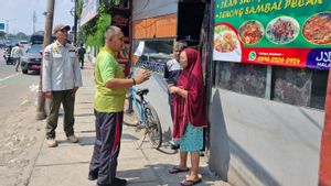 Satpol PP Tegur PKL Sales at the sidewalks of Jalan Perintis Kemerdekaan Pulogadung