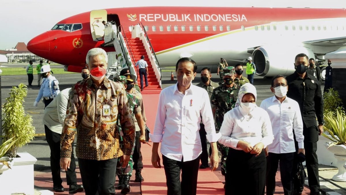 Ganjar Pranowo's Fun, Umbrella Toys When It Rains When Accompanying Jokowi Meets Wonosobo Traders