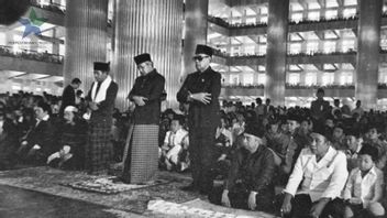 苏哈托总统在历史上的伊斯蒂克拉尔清真寺祈祷开斋节和献祭 今天，1978年11月11日