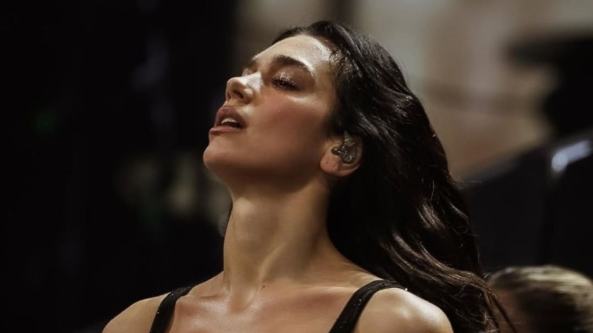 Dua Lipa Bawakan Cover Lagu <i>One Last Time</i> dari Ariana Grande di Radical Optimism Tour