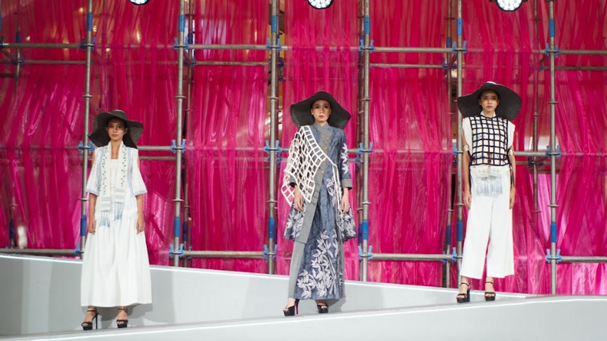Compete with Fast Fashion, Poppy Dharsono Invites Fashion Designers to  Explore Nusantara Fabrics Again