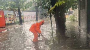 Genangan Air di Empat Titik Wilayah Jakpus Akibat Tumpukan Sampah di Saluran Air