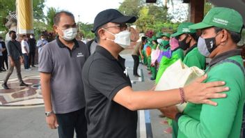 1.384 Paket Sembako Dibagikan untuk Petugas Kebersihan Denpasar