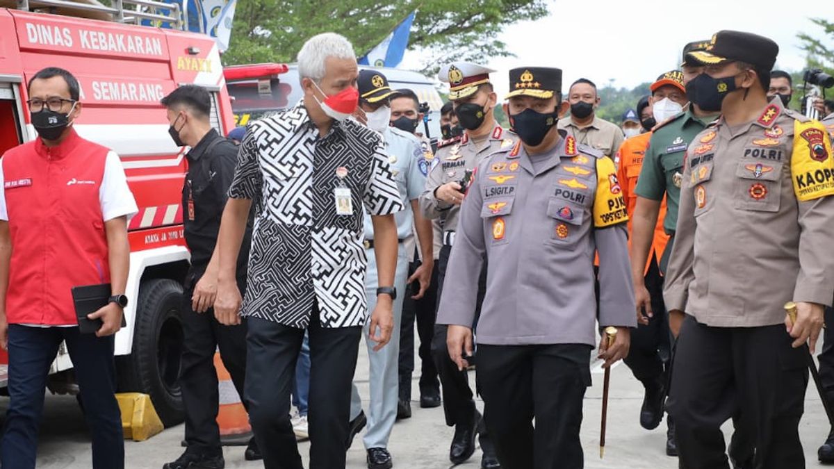 Ganjar Pranowo Accompanies The National Police Chief Checks Homecoming Posts, Makes Homecomers Comfortable And Gets Information