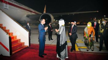 الرئيس جوكو ويدودو يصل إلى أبوظبي للقاء ولي عهد الشيخ محمد بن زايد